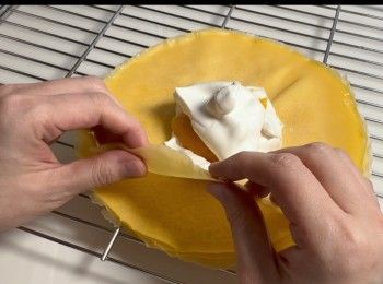 step10: 將班戟皮放涼之後，就可以加上忌廉和新鮮芒果，輕輕包起來。