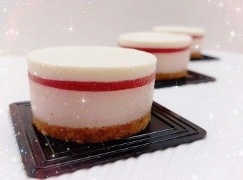 step14: 加入唧袋，封口，然後唧入已冷藏至凝固的<span class="group_6">朱古力脆皮外層</span>中，輕輕搖晃使慕絲表面平整／用抹刀抹平表面