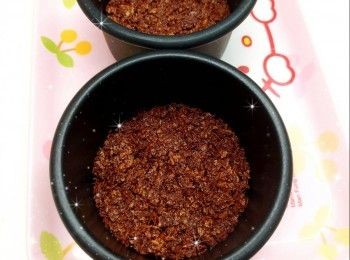 step4: 先在蛋糕模具鋪上牛油紙，再將<span class="group_1">朱古力脆脆</span>倒在已鋪牛油紙的蛋糕模具上，攤平壓實，放進雪櫃冷藏30分鐘至凝結，備用