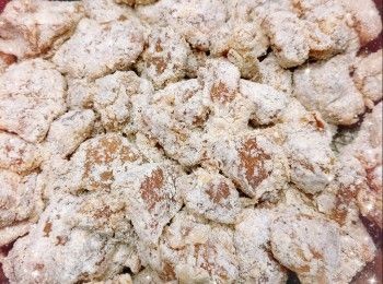 step6: 然後靜置20-30分鐘（可用手將粟粉和雞腿肉略為壓緊，使雞肉上的粟粉因充分吸收水份而帶點濕濕的），讓雞腿肉上的粟粉反潮（避免製成品表面出現粉狀，影響賣相和口感）