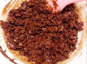 step3: 加入薄脆片／無糖粟米片（必需待朱古力溶液完全放涼才可加入，否則會影響<span class="group_1">朱古力脆脆</span>的鬆脆口感），攪拌至完全混合