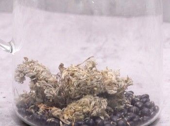 step2: 加茵陳焗熱水15分鐘
Soak in hot water with capillary wormwood herb for 15 minutes.