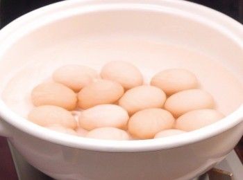 step1: 雞蛋放入冷水內開火煲至水滾
Put in eggs into a bowl of water and bring to a boil.