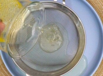 step3: 過篩注入碟內
Strain in a dish.
