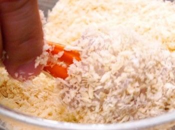 step10: 將麵包糠放在碗內，放入<a href="https://bit.ly/2YzwBVG" target="_blank" data-keyword="蟹鉗" class="guide-link"><strong>蟹鉗</strong></a> <span style="display:inline-block;vertical-align:middle;margin-top:-3px;color:initial;border-radius:3px;padding:2px 3px;font-size:12px;line-height:14px;background:#87d300;color:#fff;">即買</span> 至沾滿麵包糠
Coat the shrimp ball with bread crumps.