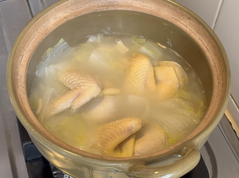 step4: 45分鐘後加雞全翼，蓋蓋小火煮5分鐘，關火焗10分鐘