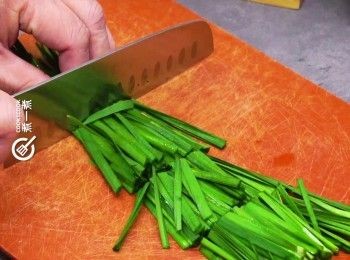 step3: 韭菜切段
Section Chinese chive.