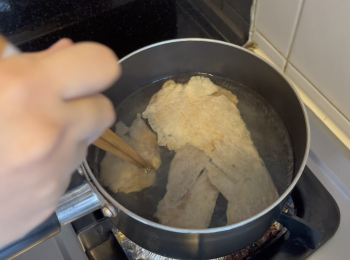 step4: 洗淨鱷魚肉乾後，快速汆水；洗淨瘦肉後，切小塊，快速汆水