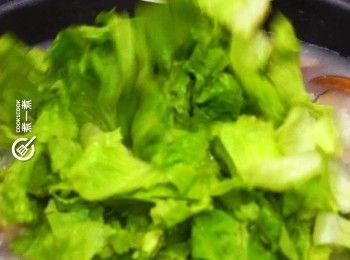 step5: 下生菜絲，加蓋以餘溫煮熟雞肉即成.
Add shredded lettuce. Cover and leave heat. Let chicken cooked by remaing heat.