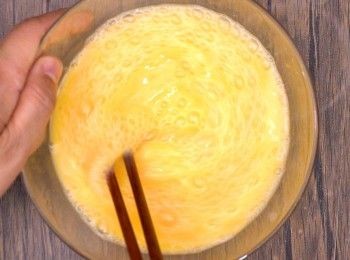 step3: 雞蛋與鹹蛋白加1.5倍水及少許鹽拌勻 
Stir well eggs, salty egg white, 1.5-time boiled water in and some salt.