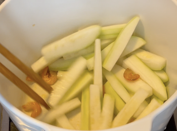 step5: 加油，爆香蝦米，加入節瓜，翻炒