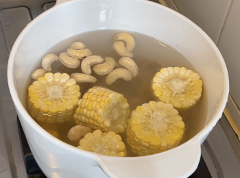 step6: 除了新鮮淮山，將其他材料放入湯鍋，加水，大火煮沸，水沸後煮1個半小時，湯煮好前10分鐘加准山