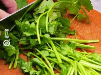 step3: 紫洋葱切絲，芫荽切段，車厘茄切半
Cut red onion into strips. Section coriander. Halve cherry tomatoes.