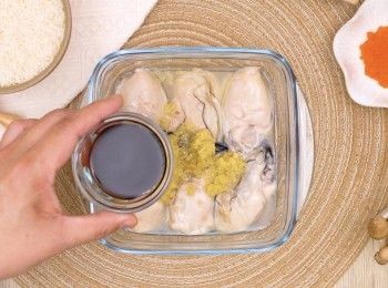 step1: 廣島蠔清洗乾淨印乾 ，加入薑蓉、料理酒、鲣魚汁<span class="group_2">醃料</span>醃30分鐘