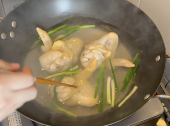 step1: 洗淨乾瑤柱，浸軟；蔥切段，煮沸水加蔥段和薑，雞全翼汆水2-3分鐘，撈起放入冰水/涼水過冷河