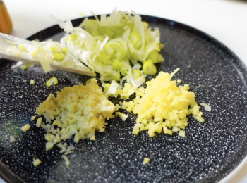 step3: 將生薑切成細末
蒜切成蒜末
白蔥切成蔥花