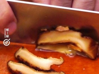 step1: 冬菇及紅棗浸軟後切絲備用
Soak shiitake mushroom and red dates until tender then shred. Set aside.