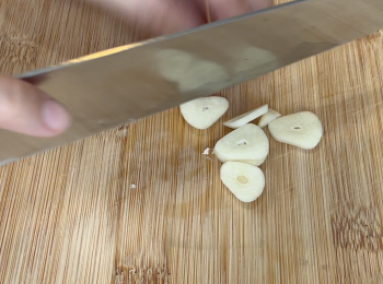 step3: 蒜去衣切片，薑切片