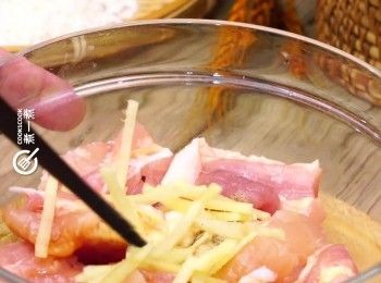 step2: <a href="https://bit.ly/2ZxapeY" target="_blank" data-keyword="雞扒" class="guide-link"><strong>雞扒</strong></a> <span style="display:inline-block;vertical-align:middle;margin-top:-3px;color:initial;border-radius:3px;padding:2px 3px;font-size:12px;line-height:14px;background:#87d300;color:#fff;">即買</span> 洗淨抺乾，切件，下<span class="group_2">醃料</span>醃20分鐘
Rinse and pat dry chicken steak. Cut into pieces. Marinate for 20 minutes.