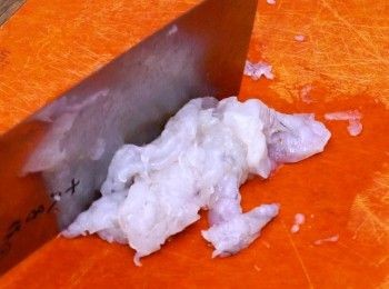 step3: 用刀拍扁，再用刀背剁碎
Smash and mince shrimps with the back of a kitchen knife.