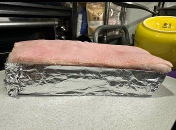 step5: 完成後用錫紙包住豬肉部分既位置（只露出豬皮部分）
再放落一隻碟/盤上 直接放入雪櫃（不用再包任何保鮮紙）
直至食用時取出（至少雪一日時間）
然後直接在豬皮上搽一層白醋 
氣炸鍋預先放好一張氣炸鍋用底紙
連埋錫紙 放入氣炸鍋 以90度 炸25分鐘…
再掃一層白醋 以180度 炸10分鐘…
再搽多一層白醋 面頭再噴少許油
轉200度炸多15分鐘