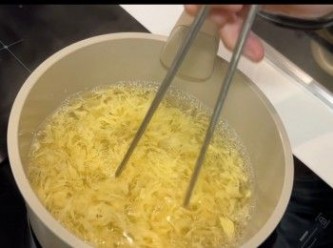 step6: 用筷子攪成蛋花。