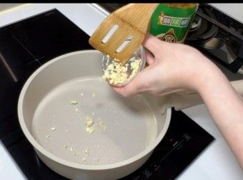 step6: 加入一茶匙油，開中至大火爆香蒜蓉。