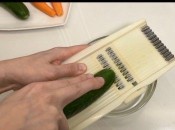 step1: 將青瓜洗乾淨，刨成幼絲。