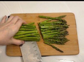 step4: 將蘆筍洗乾淨，切段。