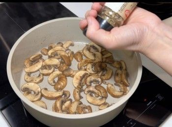 step8: 鑊內加入一茶匙油，開中至大火爆香蒜蓉。加入啡菇快炒至熟，熟透後才落適量黑椒和1/2茶匙魚露炒勻即可。