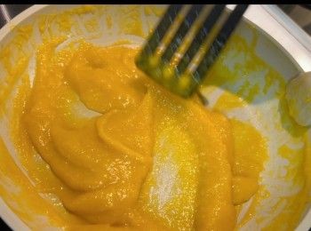 step2: 將450克的芒果蓉，用中火炒成約200克的濃縮芒果蓉。炒好後，放涼備用。