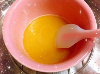 step1: 先將蛋、檸檬汁、檸檬皮（可加可不加）、糖和蜂蜜，拌勻