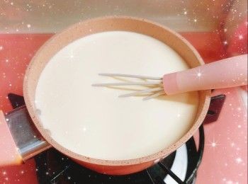 step1: 先將淡忌廉以小火加熱至冒煙和鍋邊開始起小泡（約5-7分鐘：需略為攪拌）