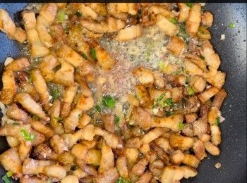 step4: 加入葱花、薑蓉、蒜蓉和乾蔥拌炒。Add scallions, ginger, garlic and shallots.