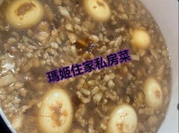 step8: 滾起之後就落埋剝左殼的雞蛋👉🏻最後加入麻油搞勻👉🏻然後教中慢火冚蓋慢慢煮 大約30-40分鐘