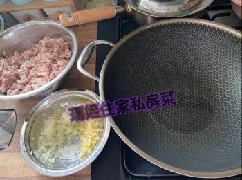 step5: 熱鑊落油👉🏻落薑片爆香👉🏻落洋蔥碎及蒜頭碎炒香