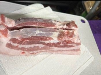 step3: 用刀從肉既位置𠝹開 （唔好𠝹太深）