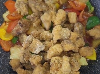 step11: 倒入三色椒,菠蘿及腩肉
撈匀 已完成