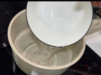 step3: 於煲內倒入700毫升的清水。