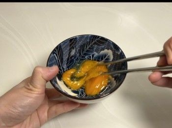 step2: 將一隻雞蛋打散。