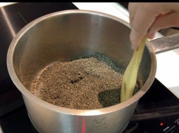 step2: 取出一個煲，將黑芝麻粉白鑊以用細火炒香。