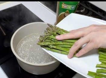 step5: 水滾後，倒入一茶匙油和1/4茶匙鹽，落蘆筍汆水30秒，以去除草腥味。然後瀝水備用。