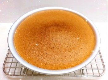 step13: 然後在<span class="group_2">朱古力外殼</span>的底部唧入一層忌廉夾餡（約40 g），放上適量的<span class="group_1">士多啤梨啫喱</span>粒（15 g），再均勻的唧入一層薄薄的忌廉夾餡，然後放入一片蛋糕片，再均勻的唧入一層忌廉夾餡（85 g），放上<span class="group_1">士多啤梨啫喱</span>粒（35 g），再唧一層忌廉夾餡 2. 放上另一片蛋糕片，唧入一層忌廉夾餡（125 g）再放上<span class="group_1">士多啤梨啫喱</span>粒（50 g），然後再唧一層忌廉夾餡