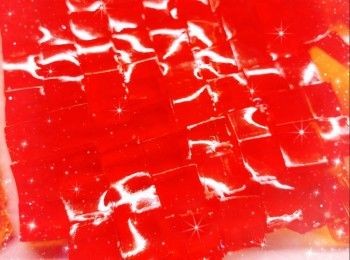 step2: <span class="group_1">琉璃啫喱</span>： 1. 魚膠粉加入水中（40 ml；拌勻後，靜置5分鐘，待魚膠粉完全吸水膨脹），用熱水坐溶（如直接用熱水開溶，魚膠粉會容易結塊），攪拌至魚膠粉完全溶解 2  啫喱粉溶於熱水中，攪拌至完全溶解後，加入魚膠粉水，拌勻 3. 最後，加入室溫水（160 ml），拌勻 4. 然後倒入模具中（先舖上保鮮紙），放進雪櫃冷藏至凝固，脫模，切粒，放進雪櫃冷藏，備用