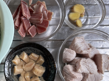 step2: 乾瑤柱洗乾淨，浸軟，保留浸乾瑤柱的水；薑用來汆水和煲湯，切片；瘦肉切小塊，洗淨，金華肉腿洗淨，薑片加水煮沸，金華肉腿和瘦肉汆水，金華肉腿切片