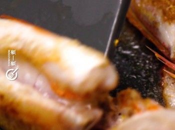 step4: 不要經常翻動魚身
Avoid flipping the fish frequently.