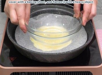 step5: 蓋上一層牛油紙，再用重物將麵糊壓平至手掌般大小，掀起牛油紙
Cover with a baking sheet, and flatten it with a heavy object, press it to the size of your palm.