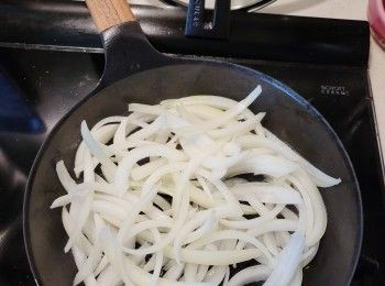 step2: 平底鍋下適量的油， 待燒熱後加入洋蔥絲翻炒至微微軟身，可加少許鹽加快軟身。