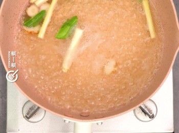 step4: 加入雞湯及水，細火煲10分鐘至出味，撈起香茅、南薑及檸檬葉，湯備用
Boil with chicken broth and water over low heat for 10 minutes. Strain and set aside.