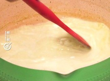 step6: 下椰奶煮滾，轉中細火不斷攪拌煮3分鐘，加少許生粉水埋芡備用
Add coconut milk and bring to a boil. Turn to low heat and cook for 3 minutes. Thicken by adding corn starch solution.